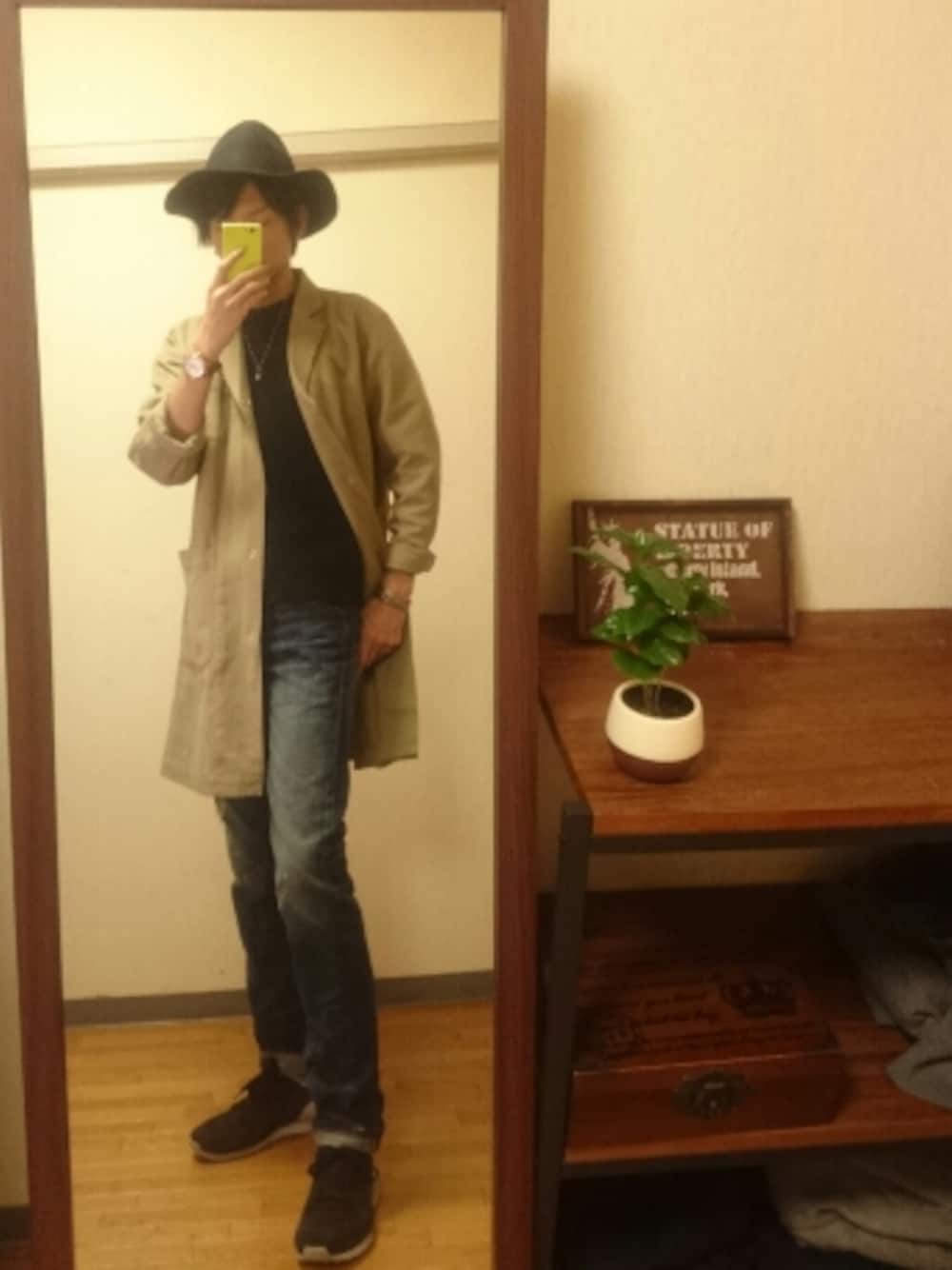 ベージュ系のその他アウター、ブラック系のTシャツ/カットソー、ブルー系のデニムパンツを着用したメンズの秋コーディネートの1枚目の写真