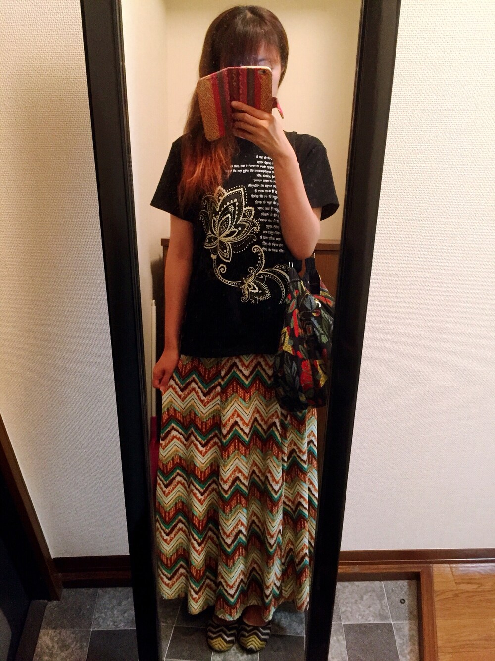 ブラック系のTシャツ/カットソー、ホワイト系のスカート、ブラック系のショルダーバッグを着用したレディースの秋コーディネートの1枚目の写真