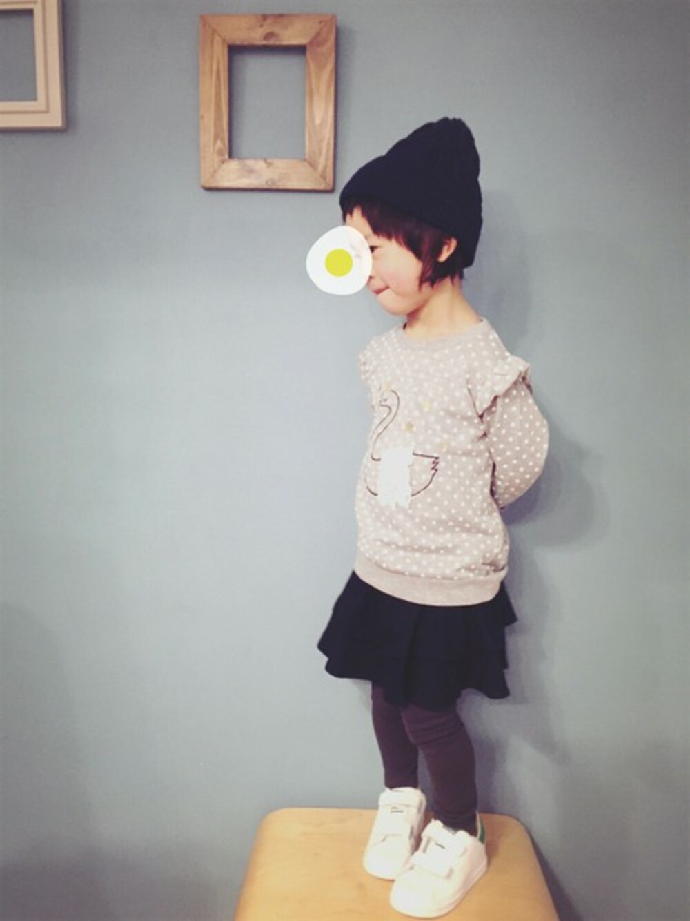 「スウェット、スニーカー、スカート、kids、シンプルコーデ、春コーデ、女の子、kidsfashion」｜「フェリシモキッズの夢見るバレリーナトレーナー　スワンプリンセス（スウェット、グレー系）」を使った、フェリシモキッズさん（キッズ・100cm）の冬コーディネートの1枚目の写真