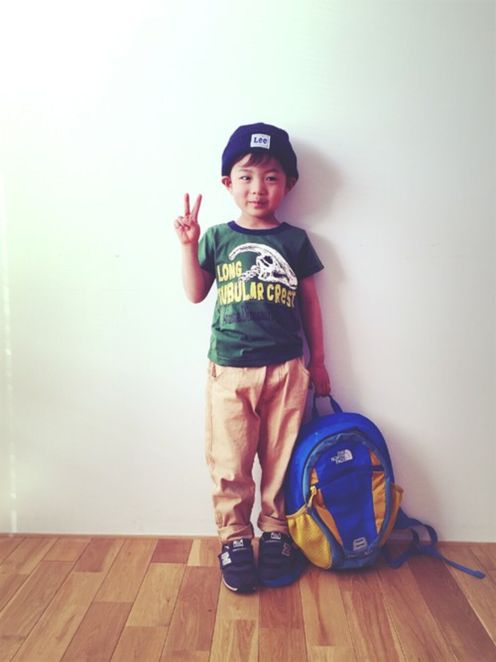 その他のTシャツ/カットソー、ブルー系のスニーカー、ブルー系のバックパック/リュックを着用したキッズの春コーディネートの1枚目の写真