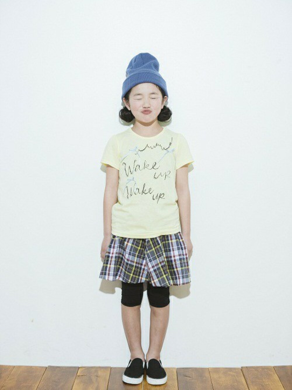 イエロー系のTシャツ/カットソー、その他のスカートを着用したキッズの春コーディネートの1枚目の写真