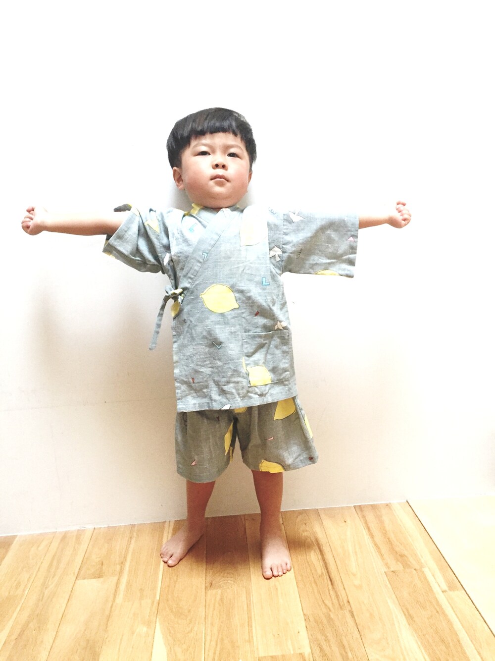 「甚平、祭り、おとこのこ、レモン柄、シンプル、カジュアル、プチプラ、kids、kidsfashion」｜「フェリシモキッズの京都Ｓｕｂｉｋｉａｗａ食器店さんとつくった　レトロなレモン柄のじんべい（浴衣、グレー系）」を使った、フェリシモキッズさん（キッズ・100cm）の夏コーディネートの1枚目の写真