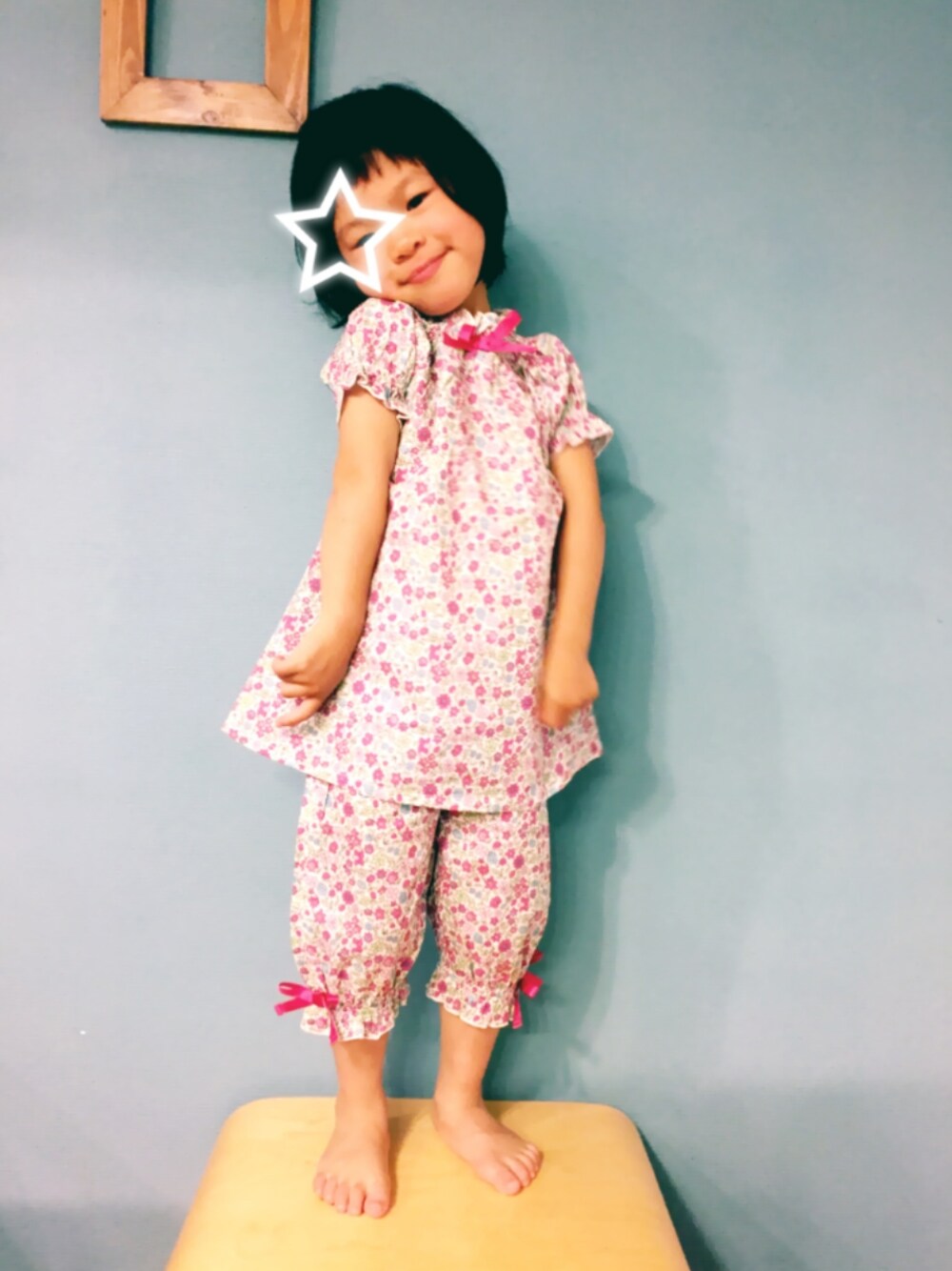 「シンプル、おんなのこ、夏コーデ、花柄、リボン、パジャマ、kids、kidsfashion」｜「フェリシモキッズのやわふわダブルガーゼが気持ちいい花柄パジャマ＜レディース＞　　　（ルームウェア/パジャマ、レッド系）」を使った、フェリシモキッズさん（キッズ・100cm）の夏コーディネートの1枚目の写真