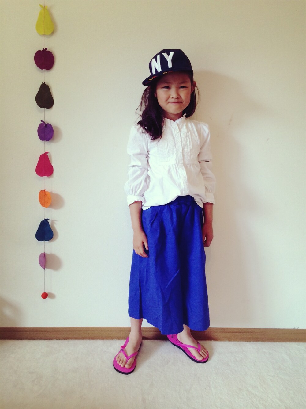 ブルー系のスカートを着用したキッズの夏コーディネートの1枚目の写真