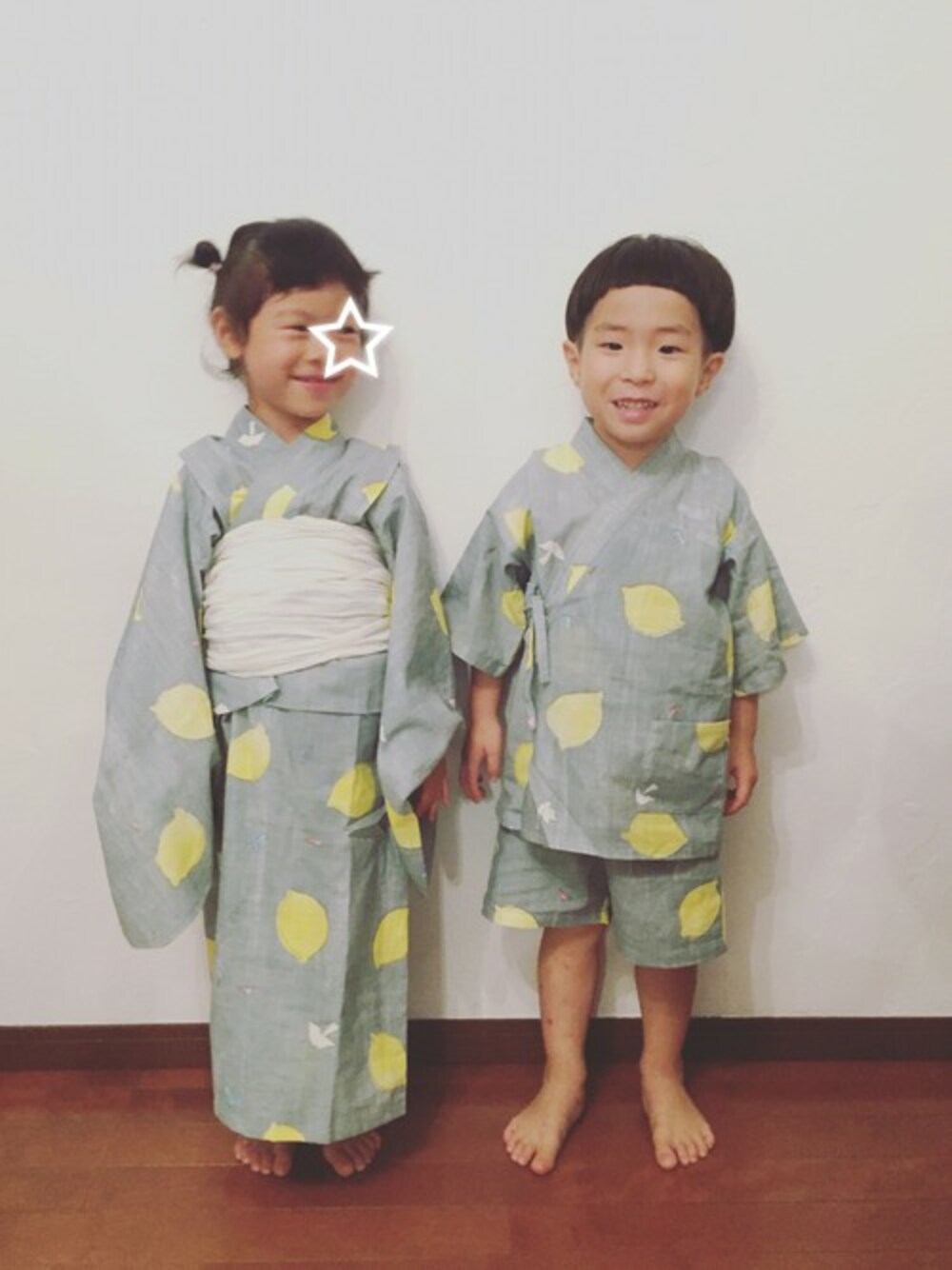 「夏、浴衣、甚平、花火大会、レモン柄、夏祭り」｜「フェリシモキッズの京都Ｓｕｂｉｋｉａｗａ食器店さんとつくった　レトロなレモン柄の浴衣（浴衣、グレー系）」を使った、フェリシモキッズさん（キッズ・100cm）の夏コーディネートの1枚目の写真