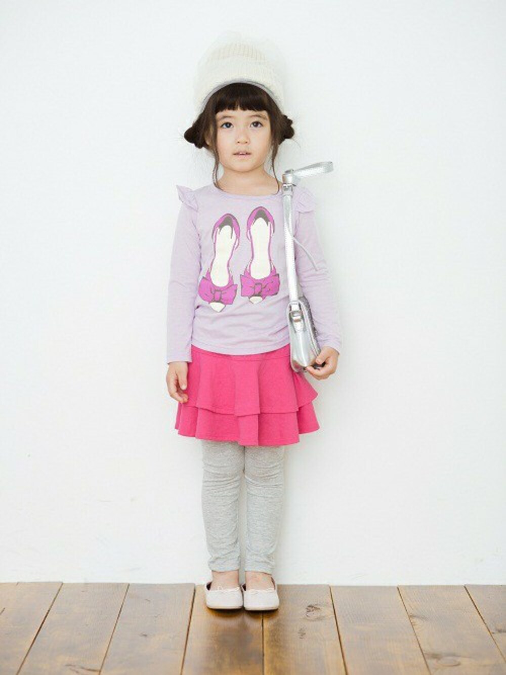 ピンク系のTシャツ/カットソー、ピンク系のスカートを着用したキッズの夏コーディネートの1枚目の写真