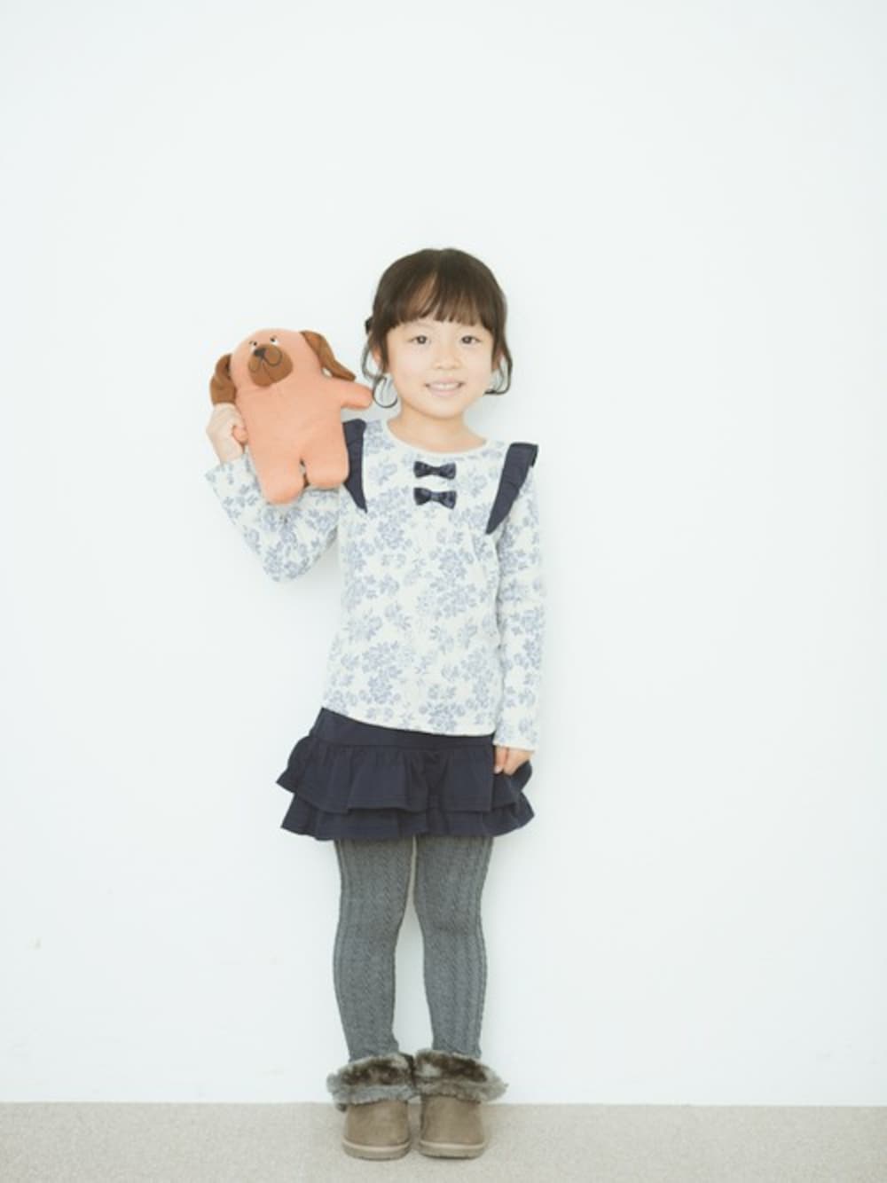 ブルー系のTシャツ/カットソー、グレー系のレギンス/スパッツを着用したキッズの秋コーディネートの1枚目の写真