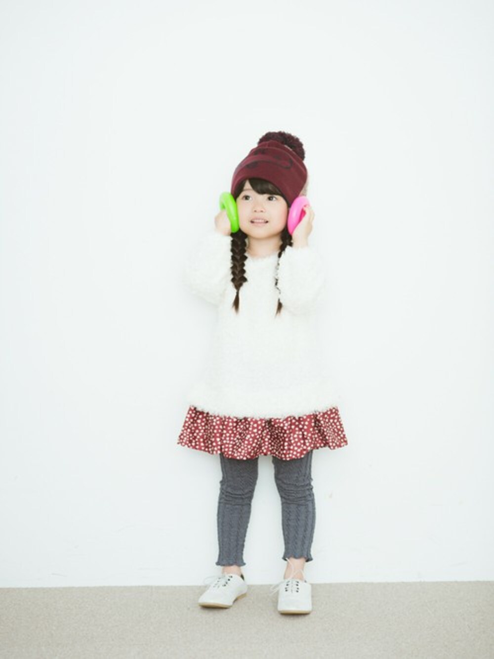 ホワイト系のその他トップスを着用したキッズの秋コーディネートの1枚目の写真