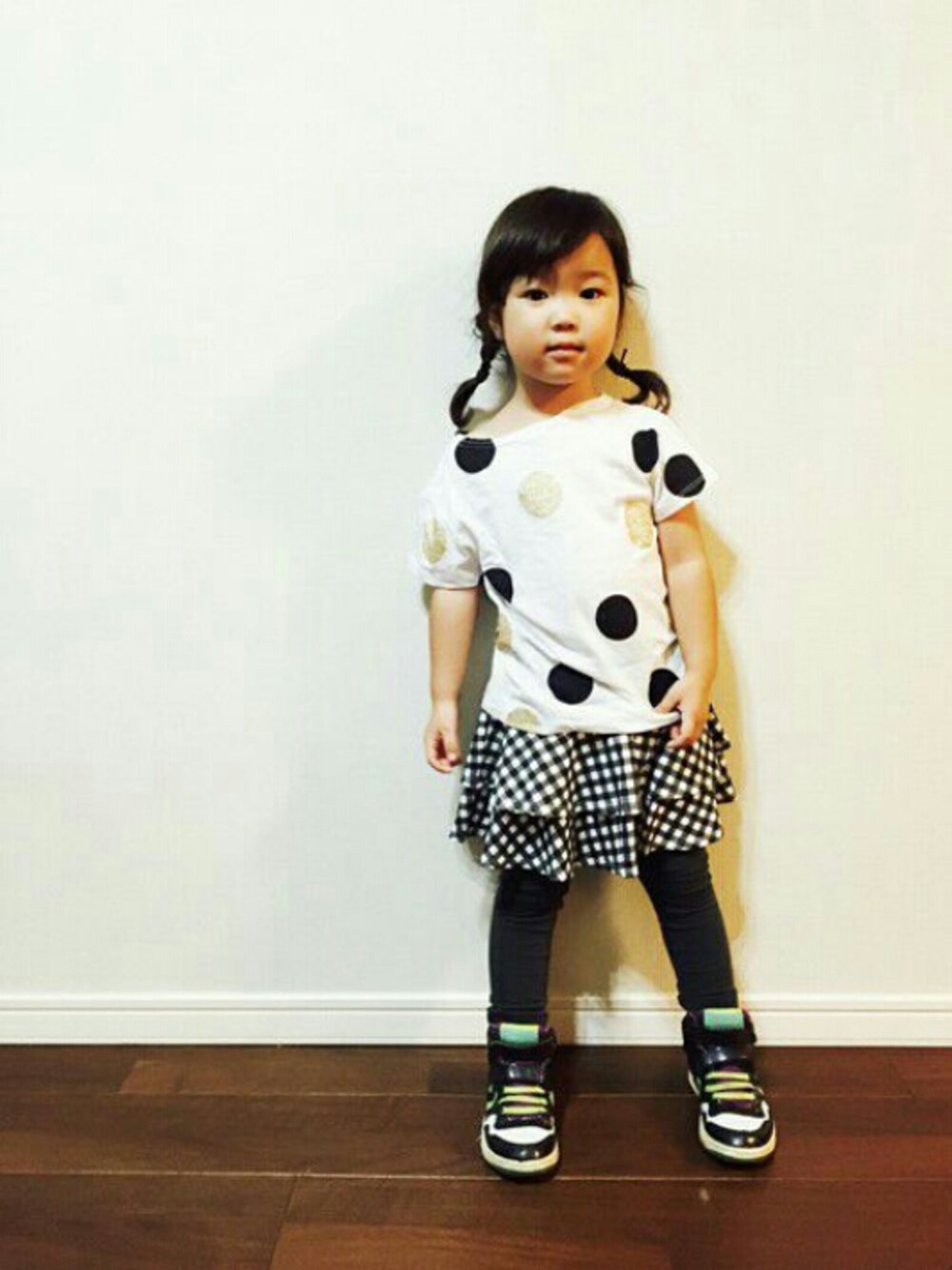 ホワイト系のスカートを着用したキッズの秋コーディネートの1枚目の写真