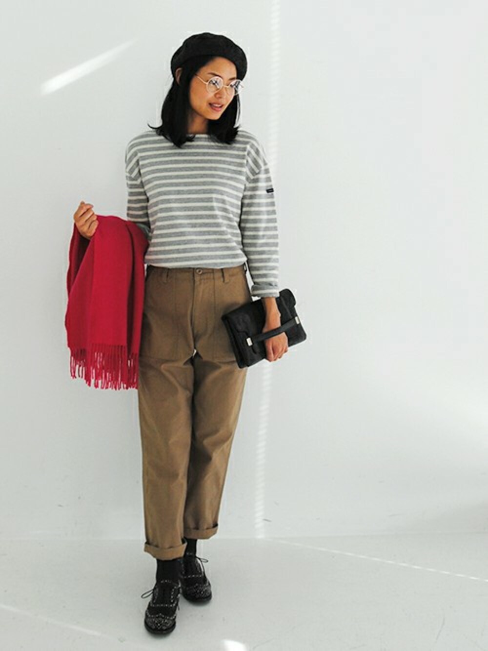 「カジュアル、ボーダー、ゆるパンツ、ママコーデ、ラクチンコーデ、IEDIT、フェリシモキッズ」｜「フェリシモキッズのほおずりしたくなるやわふわ天じくのボーダートップス＜レディース＞　（Tシャツ/カットソー、ホワイト系）」を使った、フェリシモキッズさん（レディース・165cm）の冬コーディネートの1枚目の写真