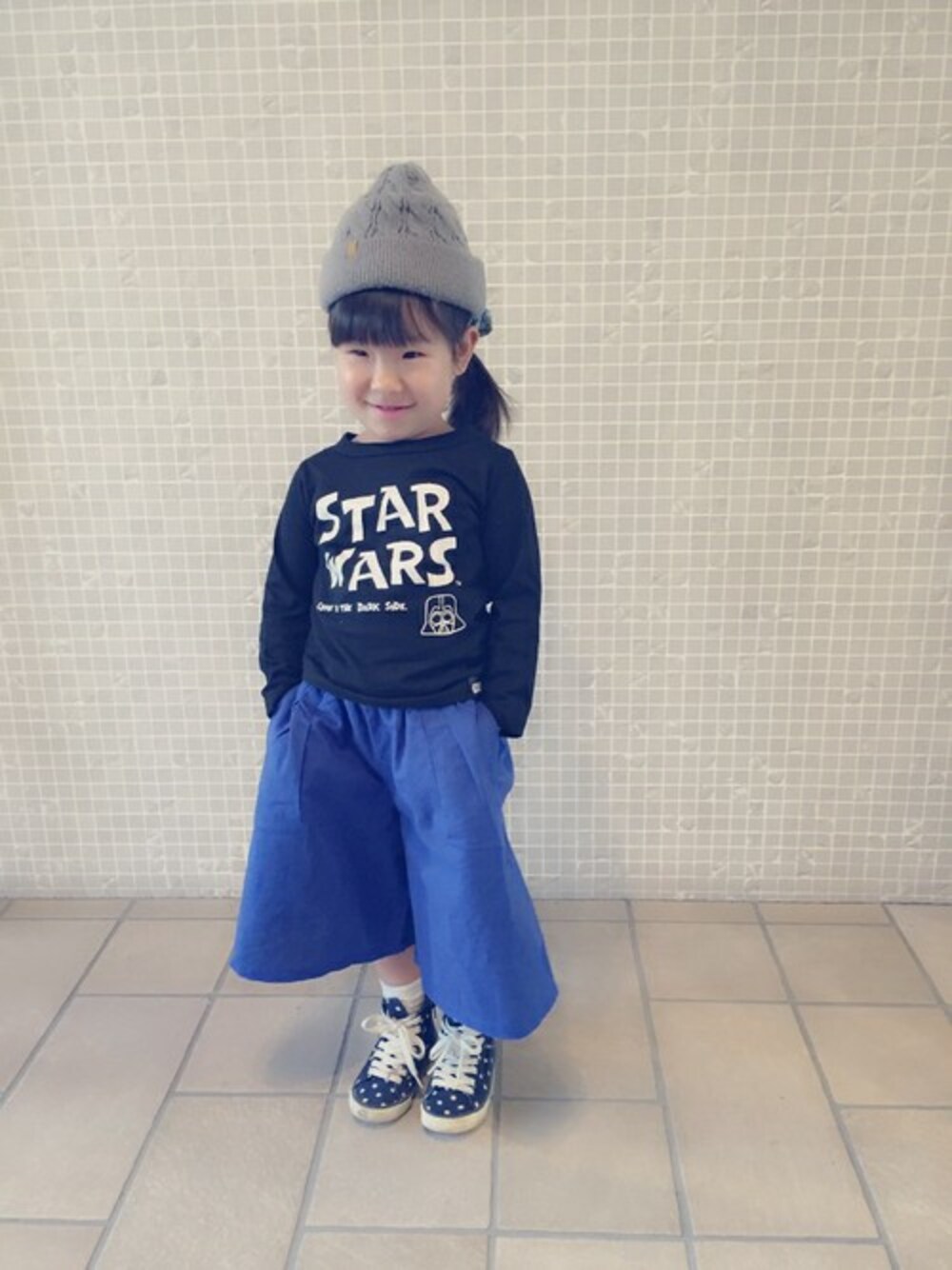 「スニーカー、カジュアル、ブラック、ニット帽、パンツスタイル、ガウチョパンツ、カジュアルコーデ、おんなのこ」｜「フェリシモキッズの【ZOZOTOWN先行】スター・ウォーズ　長袖Ｔシャツ　（Tシャツ/カットソー、ブラック系）」を使った、フェリシモキッズさん（キッズ・104cm）の冬コーディネートの1枚目の写真