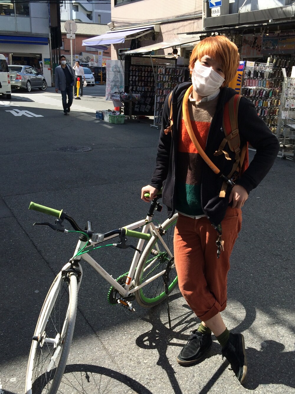 「アイテム（ニット/セーター、ベージュ系）」を使った、山椒魚 寺山さん（メンズ・173cm）の春コーディネートの1枚目の写真