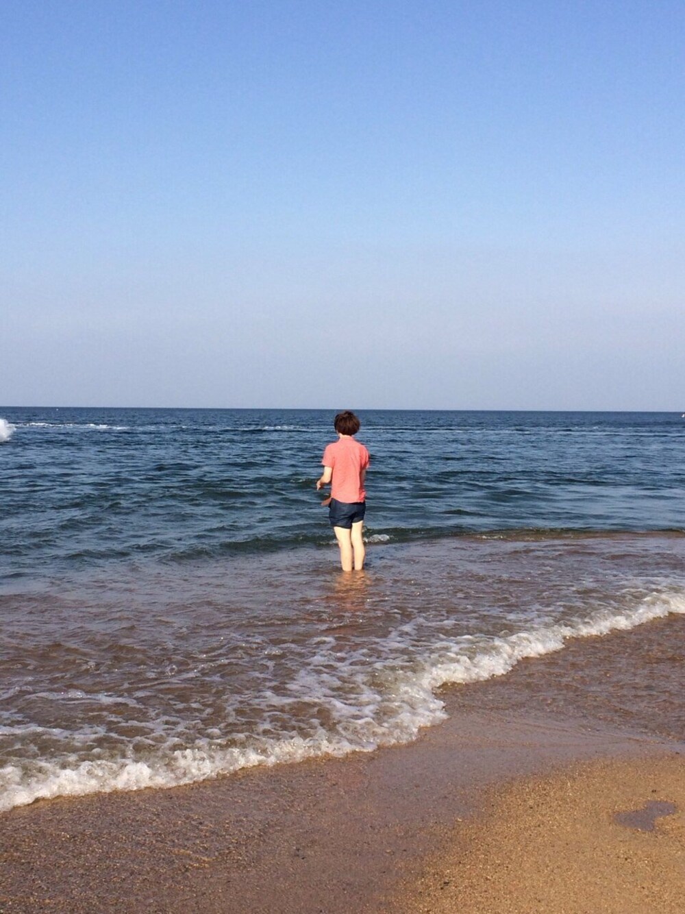 「Design Tshirts Store graniphのリネンXコットンボタンダウンシャツ（シャツ/ブラウス、レッド系）」を使った、山椒魚 寺山さん（メンズ・173cm）の夏コーディネートの1枚目の写真