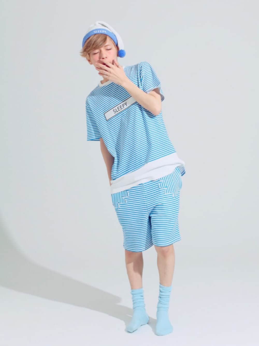 「Tシャツ、ショートパンツ、ボーダー、ボーダートップス、セットアップ、パジャマ、ハイソックス、ラクチンコーデ、靴下、ding」｜「DINGのDING/SLEEPYニットキャップ（ニットキャップ/ビーニー、ブルー系）」を使った、DING_officialさん（メンズ・170cm）の春コーディネートの1枚目の写真