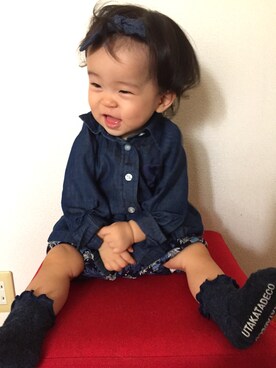 「アイテム（ヘアアクセサリー、ブルー系）」を使った、小依さん（キッズ・70cm）の秋コーディネート