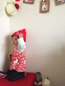 「アイテム（チュニック、レッド系）」を使った、小依さん（キッズ・70cm）の秋コーディネート