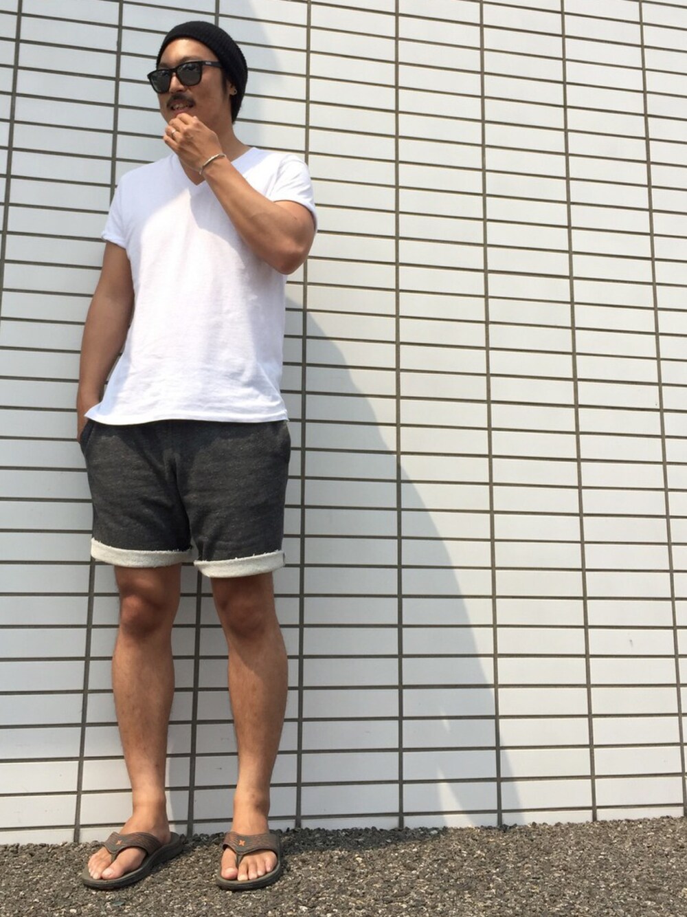 「男気japan」｜「HANESのHANES/V-NECK T-SHIRT（Tシャツ/カットソー、ホワイト系）」を使った、WATARUさん（メンズ・173cm）の夏コーディネートの1枚目の写真