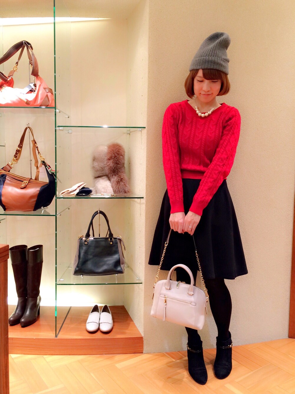 「赤×黒、ニット帽」｜「KATHARINE ROSSの【KATHARINE ROSS】ケーブルニットプルオーバー（ニット/セーター、レッド系）」を使った、shokoさん（レディース・165cm）の秋コーディネートの1枚目の写真