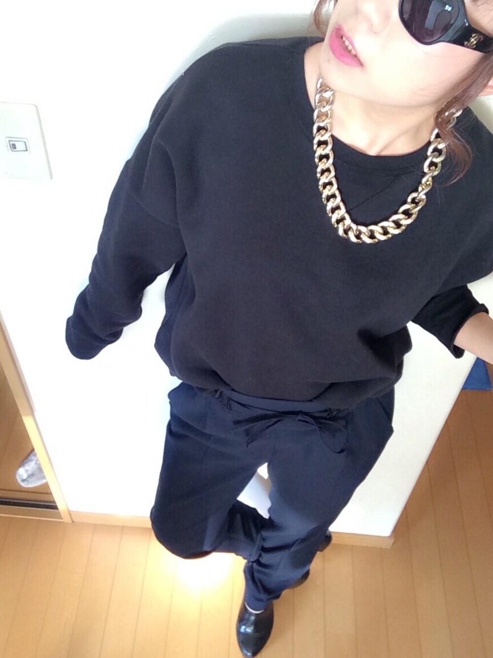 「年越し、ZARA、ZARATRF、EMODA、chanel」｜「ZARA TRFのアイテム（スウェット、ブラック系）」を使った、さおりてんてーさん（レディース・155cm）の冬コーディネートの1枚目の写真