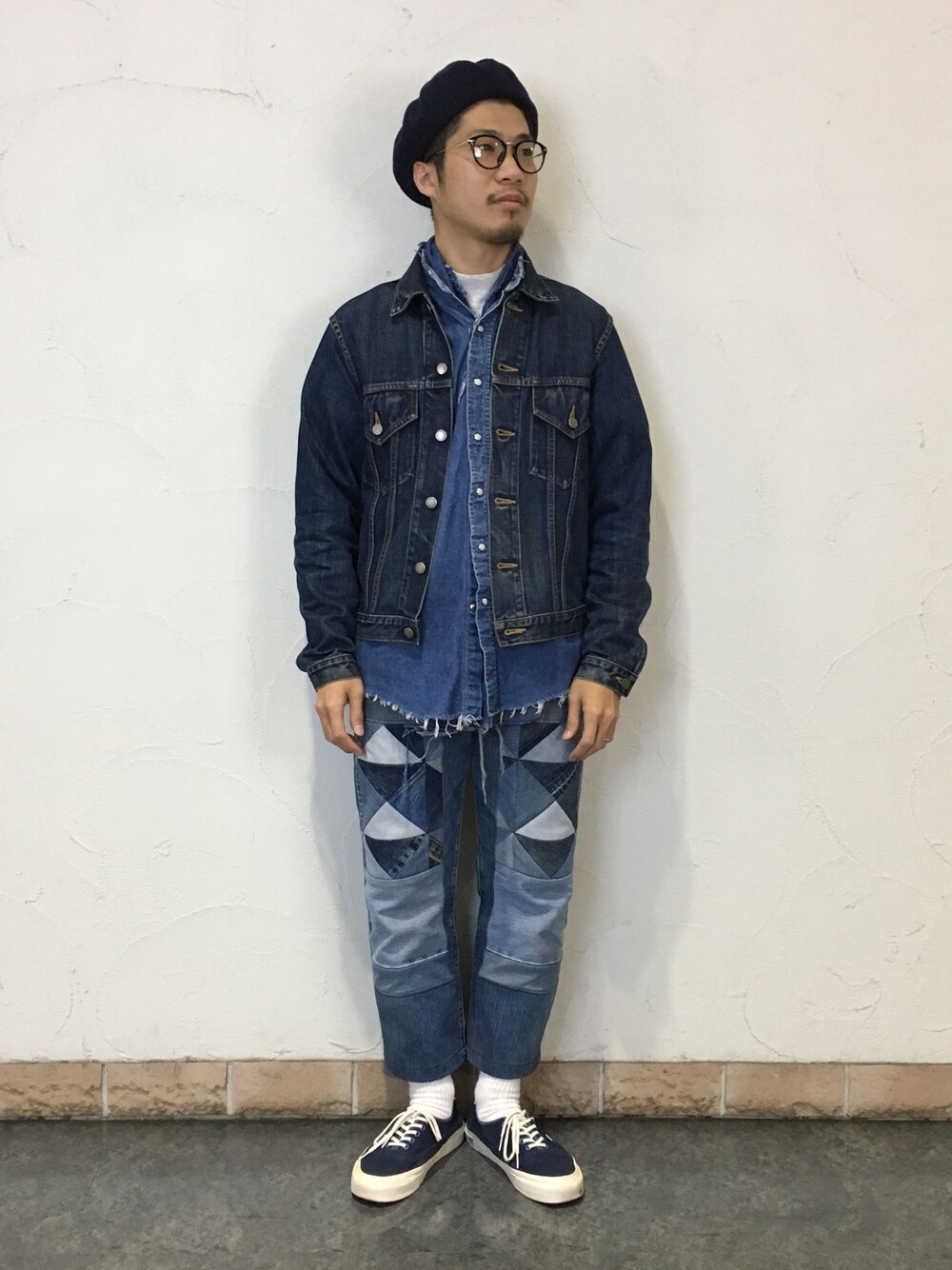 「デニム、デニムジャケット、デニムシャツ」｜「Children of the discordanceのOLD PATCH DENIM PANTS（デニムパンツ、ブルー系）」を使った、masudaryusukeさん（メンズ・171cm）の秋コーディネートの1枚目の写真