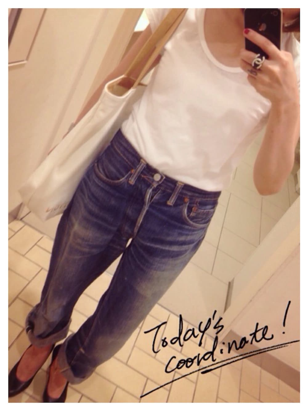 「Tシャツ、白T、VINTAGE、ヴィンテージ、デニム、カジュアル、パンプス、デニムスタイル、カジュアルスタイル、トートバッグ」｜「Levi'sのアイテム（デニムパンツ、ブルー系）」を使った、peeweeさん（レディース・149cm）の夏コーディネートの1枚目の写真