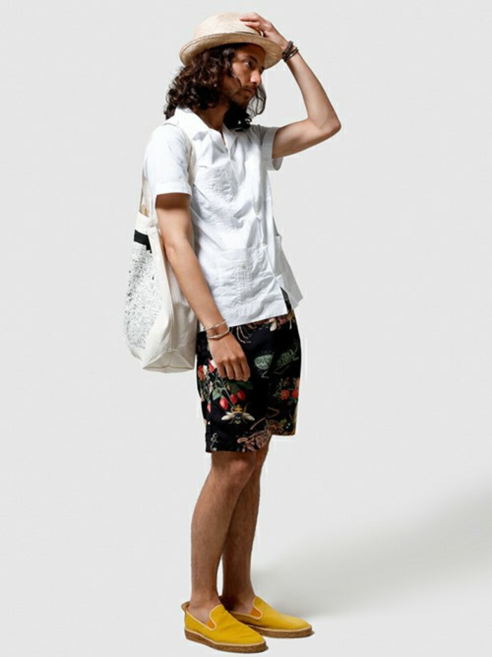 ホワイト系のシャツ/ブラウス、その他のトートバッグを着用したメンズの春コーディネートの1枚目の写真