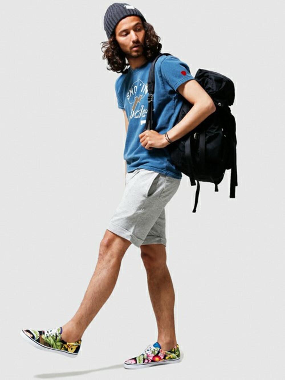 ブルー系のTシャツ/カットソー、グレー系のその他パンツ、ブラック系のバックパック/リュックを着用したメンズの春コーディネートの1枚目の写真