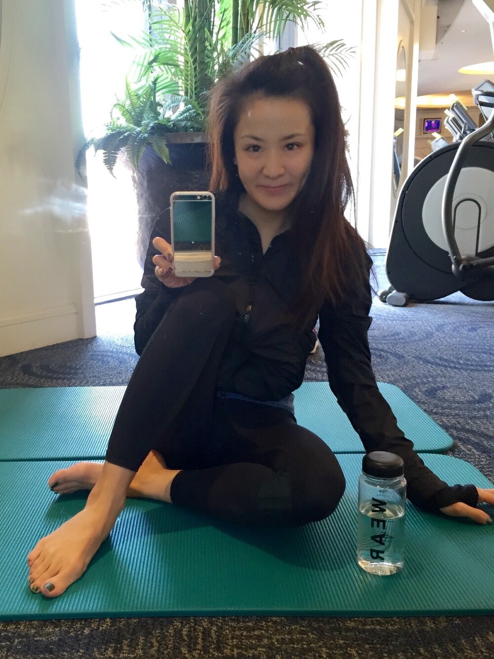 「adidas by Stella McCartneyのアイテム（ナイロンジャケット、ブラック系）」を使った、rach@さん（レディース・169cm）の冬コーディネートの1枚目の写真