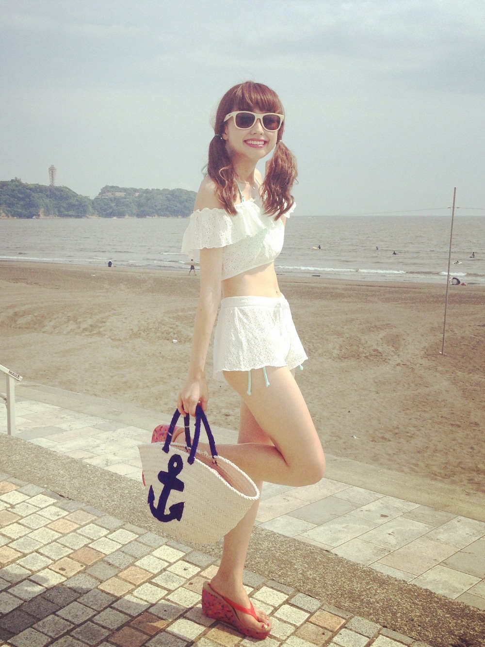 「サングラス、海、ツインテール、かごバッグ、水着、ビーチスタイル」｜「LOCAL SUPPLYのサングラスです♡♡♡
白い縁のサングラスがずっと欲しかった。・°°・(＞_＜)・°°・。
（サングラス、ホワイト系）」を使った、木野園子さん（レディース・160cm）の夏コーディネートの1枚目の写真