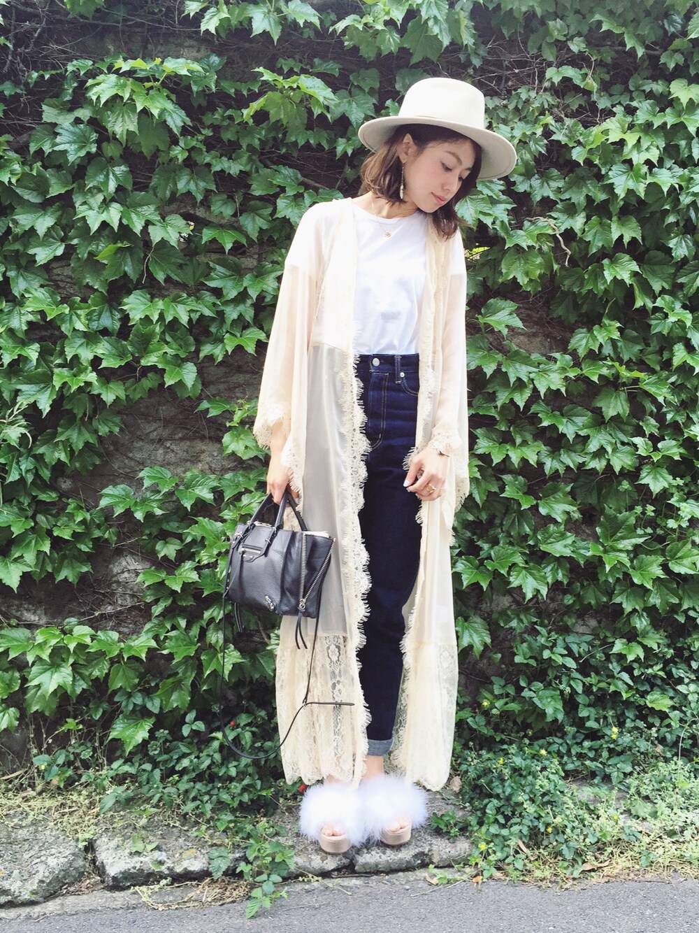 「カジュアルコーデ、はるコーデ、オトナカジュアル、outfit、デニム、ファー、パジャマスタイル、レースガウン」｜「rag & boneのrag&bone 『Dakota』 ハット（ハット、ホワイト系）」を使った、木野園子さん（レディース・160cm）の春コーディネートの1枚目の写真