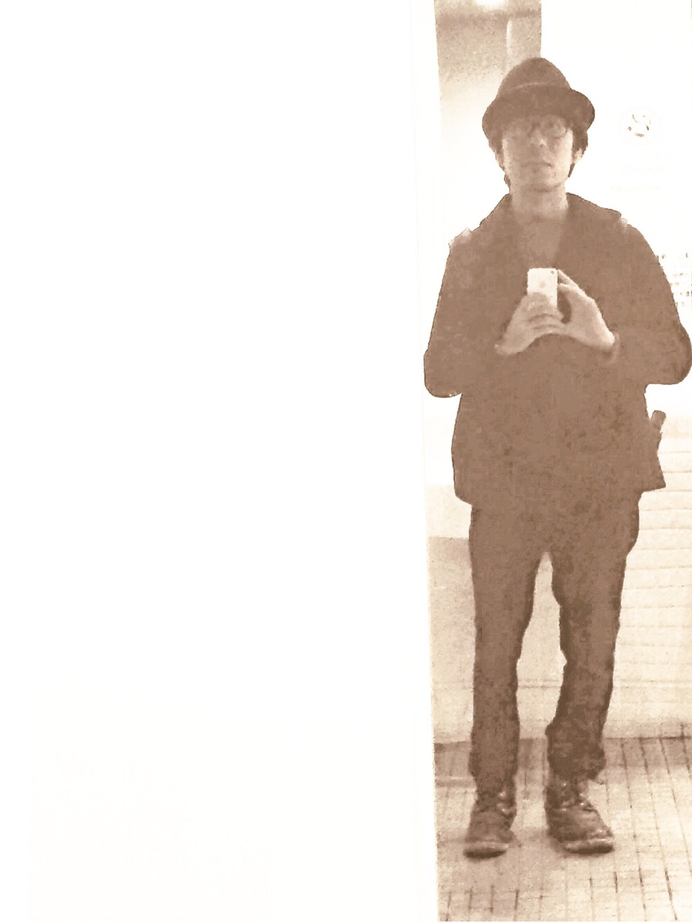 ブラック系のピーコート、グレー系のTシャツ/カットソー、ブラウン系のブーツを着用したメンズの秋コーディネートの1枚目の写真