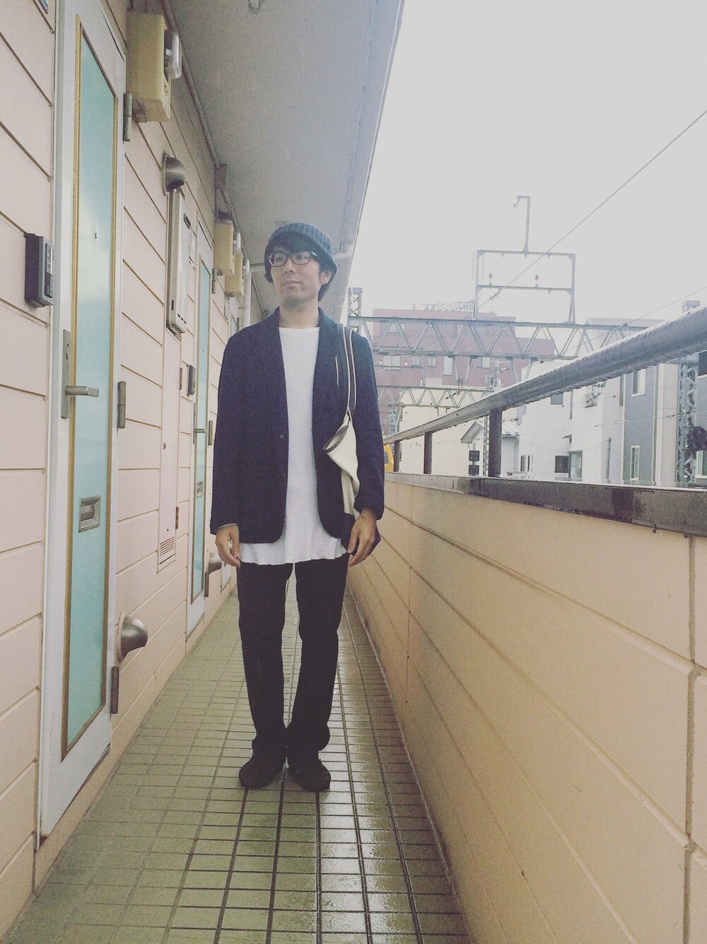 「丈長、ジャケット、モノクロ、古着、めがね、ニット帽、ダンス」｜「古着のアイテム（その他パンツ、ブラック系）」を使った、maxiさん（メンズ・163cm）の春コーディネートの1枚目の写真