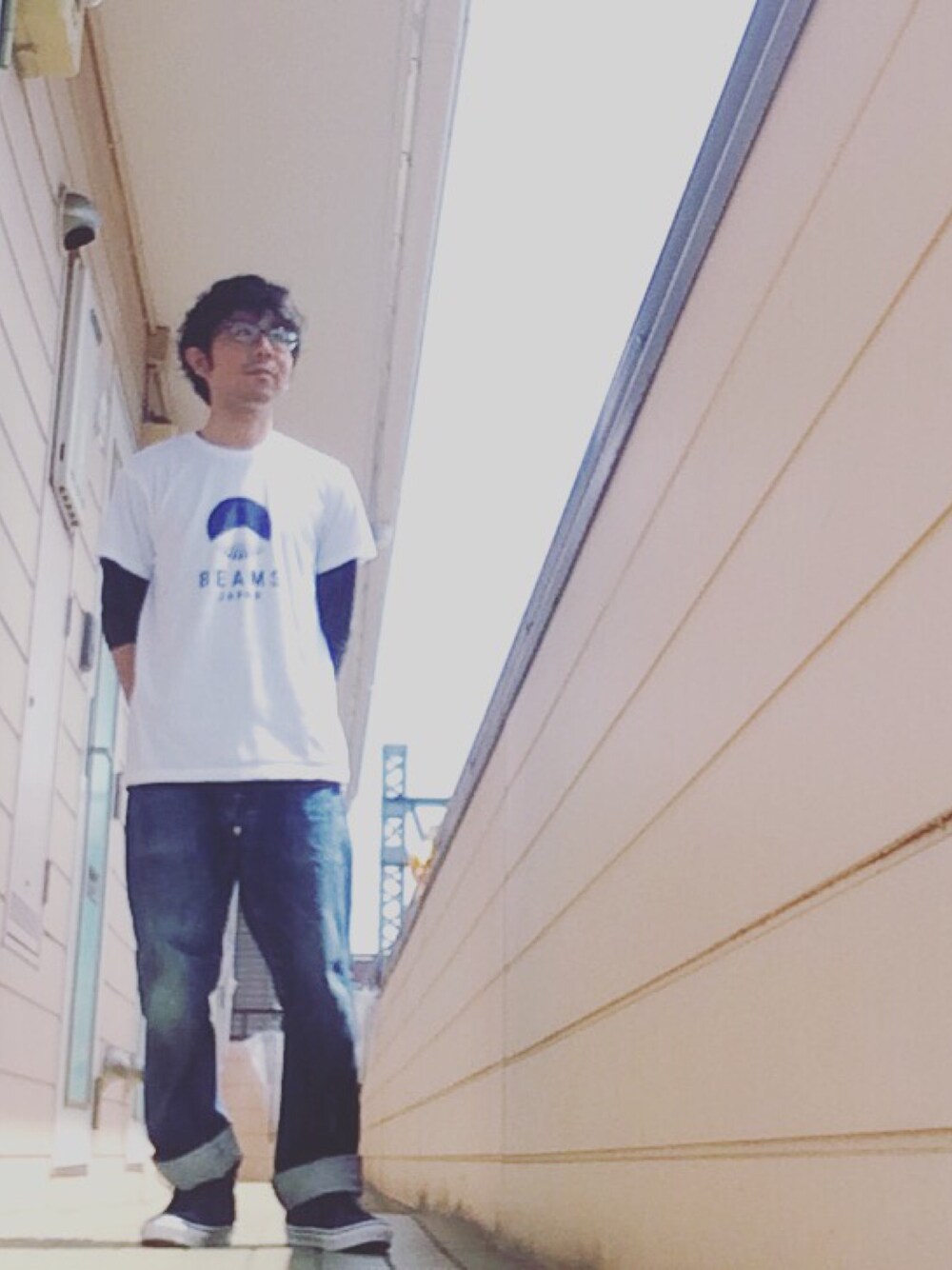 「BEAMS、beamsjapan、VANS、SK8Hi、Tシャツ、めがね、KATO'」｜「BEAMSのアイテム（Tシャツ/カットソー、ホワイト系）」を使った、maxiさん（メンズ・163cm）の春コーディネートの1枚目の写真