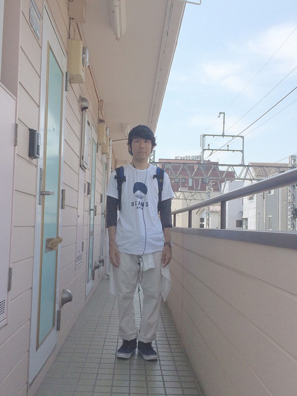 「ダンス、白Tシャツ、白コーデ、白パンツ、古着、こしまきスタイル、白シャツ、リュック」｜「KATO`のアイテム（チノパンツ、ホワイト系）」を使った、maxiさん（メンズ・163cm）の夏コーディネートの1枚目の写真