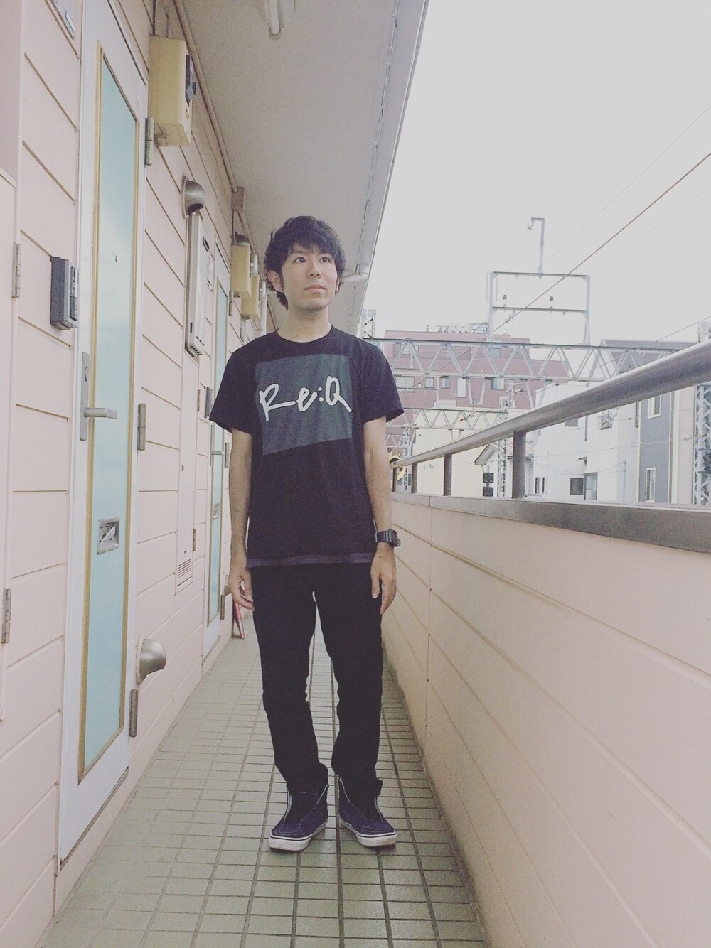 「ユニクロ、古着、VANS、黒、曇り、スキニーデニム、低身長、163プロジェクト、ハイカットスニーカー、Tシャツ」｜「GUのアイテム（その他パンツ、ブラック系）」を使った、maxiさん（メンズ・163cm）の秋コーディネートの1枚目の写真