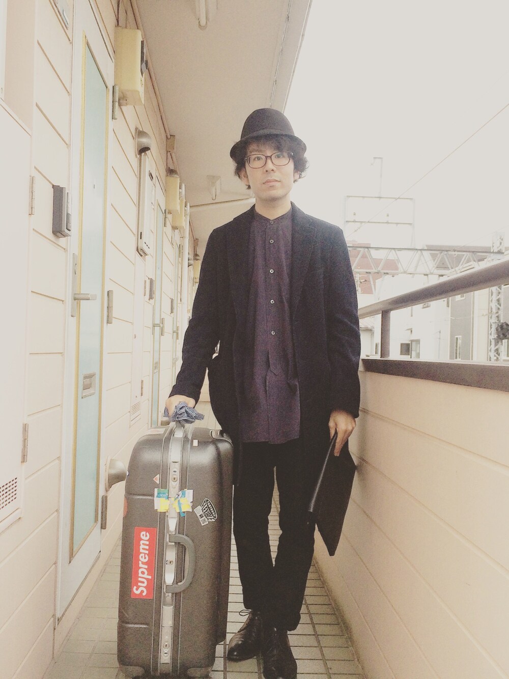 「北海道、チェスターコート、旅行コーデ、黒、supreme、ハット、古着、GU、低身長、結婚式」｜「COMOLIの15春夏新入荷【COMOLI(コモリ)】バンドカラーシャツ（シャツ/ブラウス、ブルー系）」を使った、maxiさん（メンズ・163cm）の秋コーディネートの1枚目の写真