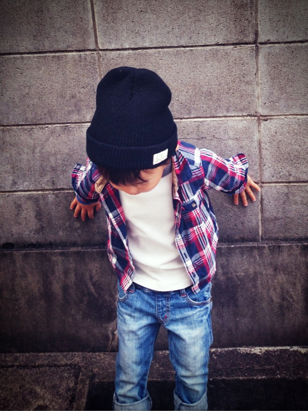 「ニット帽、JUNKSTORE、3歳、チェックシャツ、男の子、babygap、H&M」｜「babyGAPのアイテム（Tシャツ/カットソー、ホワイト系）」を使った、なち。さん（キッズ・100cm）の秋コーディネートの1枚目の写真