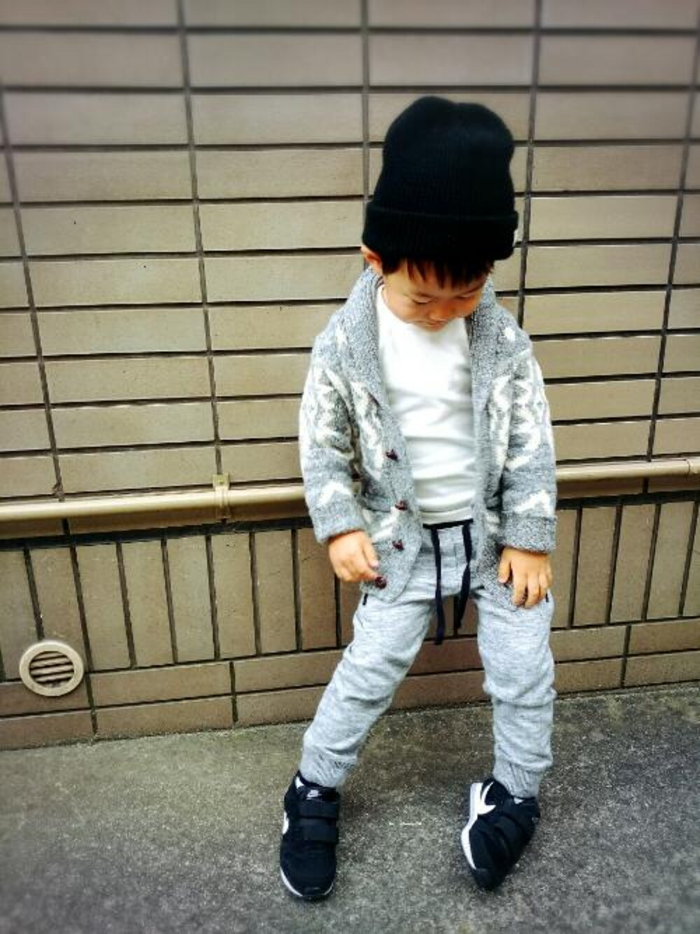 「babygap、男の子、NIKE、グレー、ニット帽、3歳、キッズコーデ」｜「NIKEのアイテム（スニーカー、ブラック系）」を使った、なち。さん（キッズ・100cm）の秋コーディネートの1枚目の写真