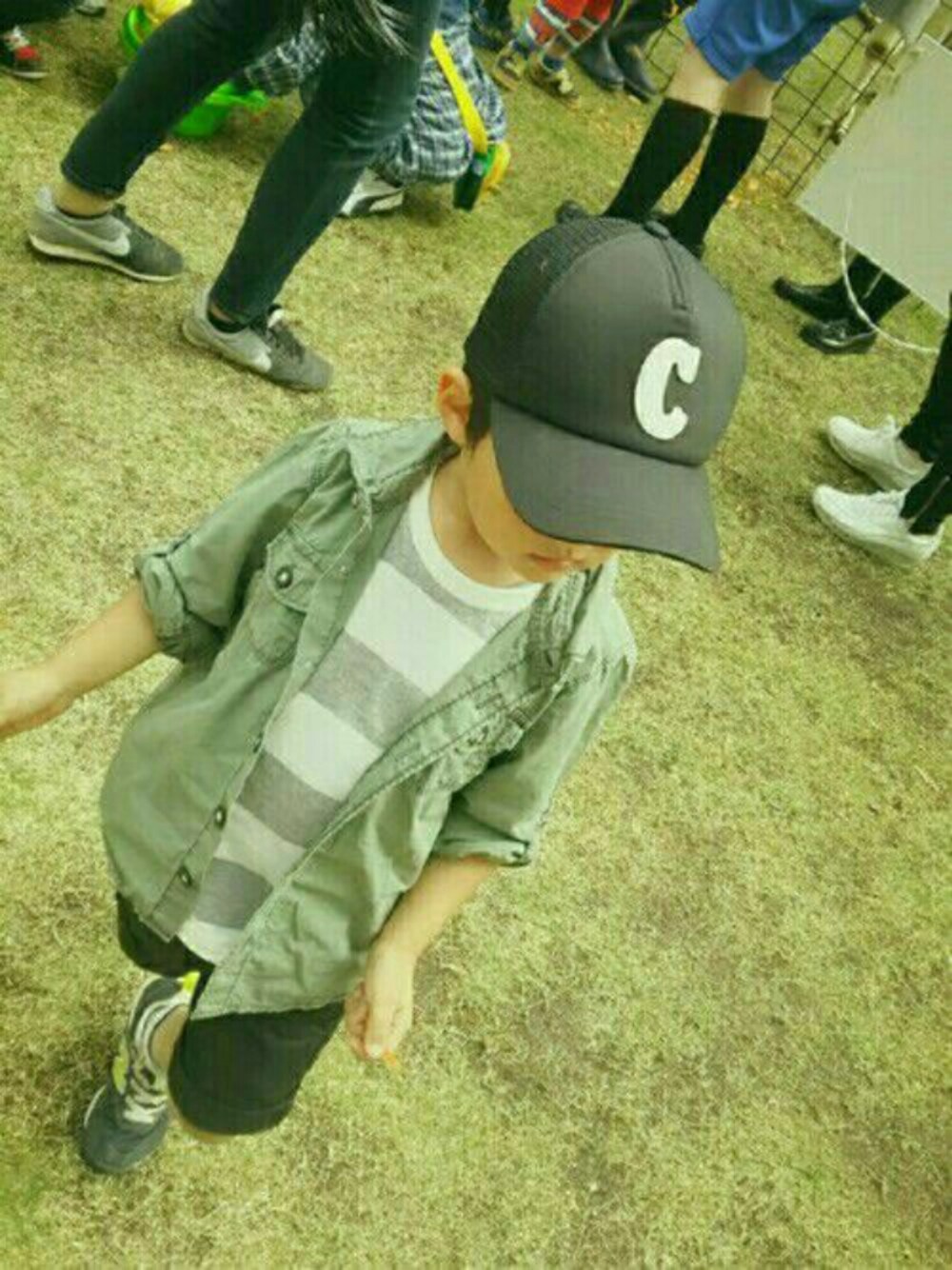 「キッズコーデ、シンプル、男の子、4歳、old navy、ハーフパンツ、ミリタリーシャツ」｜「coenの【coen kids】ツイルメッシュキャップ（キャップ、ブラック系）」を使った、なち。さん（キッズ・100cm）の夏コーディネートの1枚目の写真