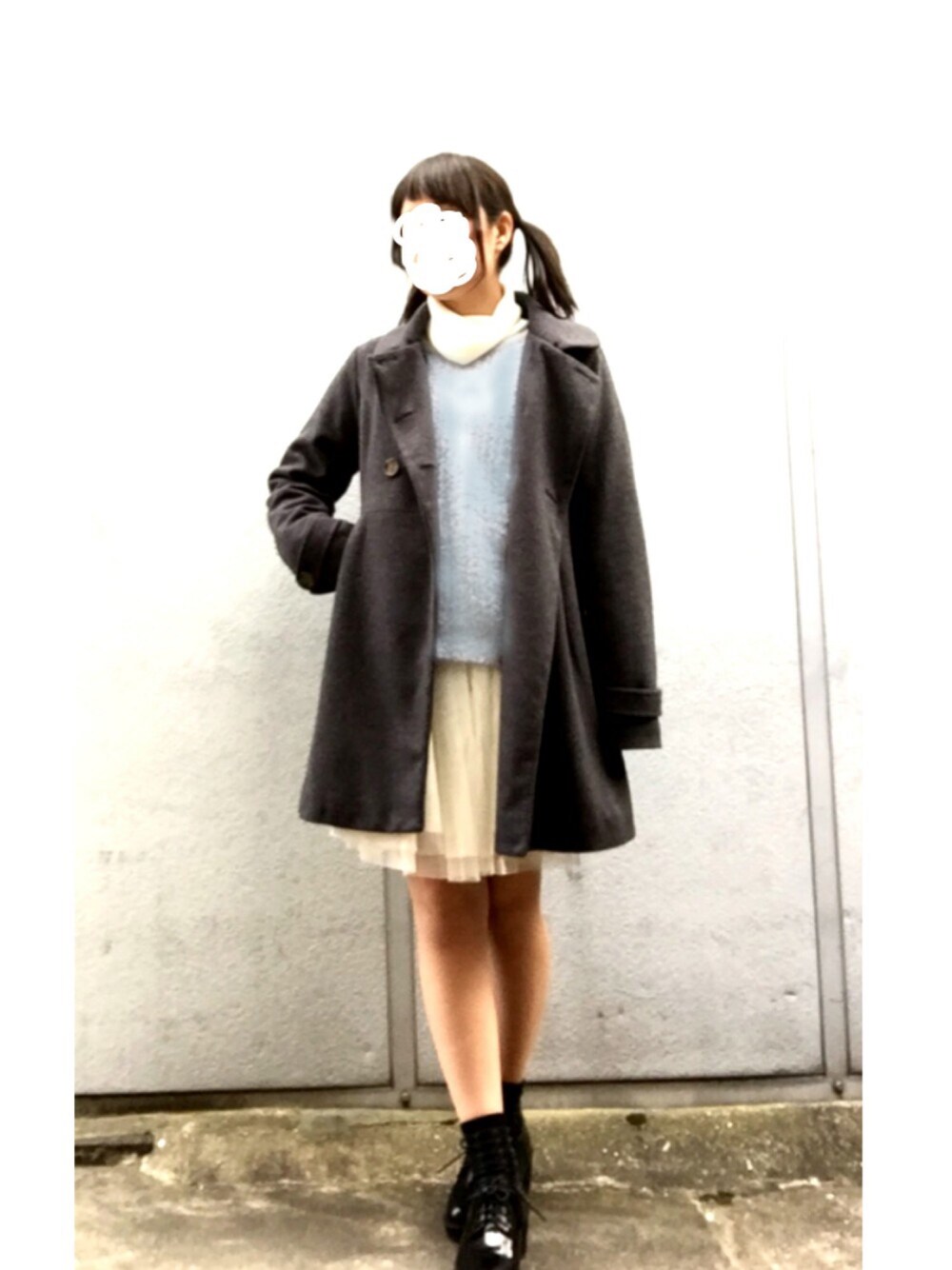 「ガーリー、サックスブルー、白タートルネック、チュールスカート、Aラインコート、earth music&ecology、オリエンタルトラフィック、レースアップシューズ」｜「ORiental TRafficの秋冬新作★厚底レースアップシューズ★5312（ドレスシューズ、ブラック系）」を使った、まいまい⑅︎◡̈︎*さん（レディース・150cm）の冬コーディネートの1枚目の写真
