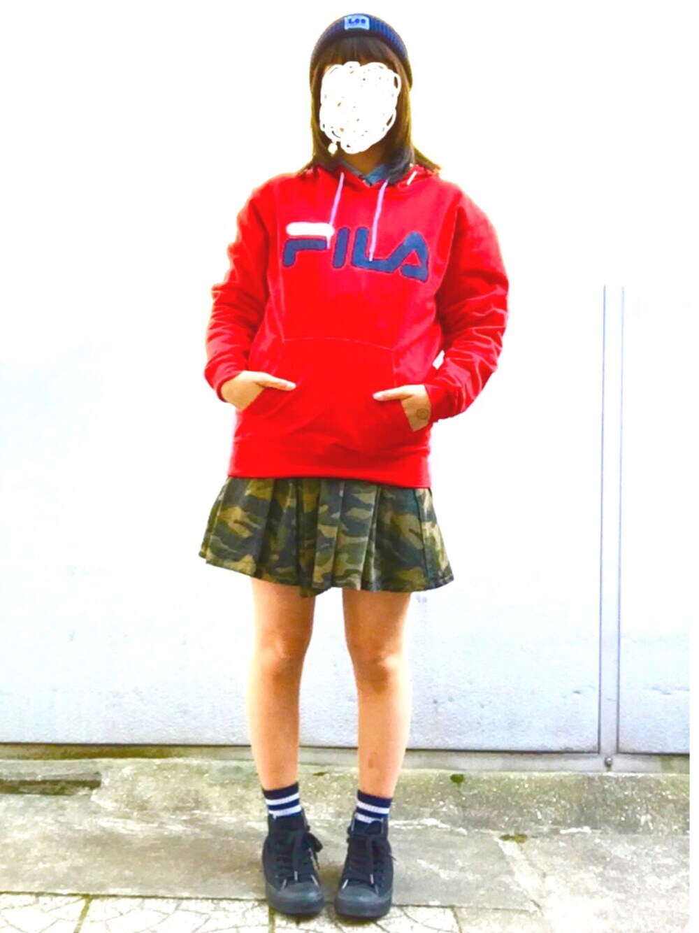 「FILA、チャンピオン、パーカー、赤、迷彩、LEE、ニット帽、コンバース、ストリート、カジュアル」｜「Leeの【Lee】ニットワッチ（ニットキャップ/ビーニー、ブルー系）」を使った、まいまい⑅︎◡̈︎*さん（レディース・150cm）の春コーディネートの1枚目の写真
