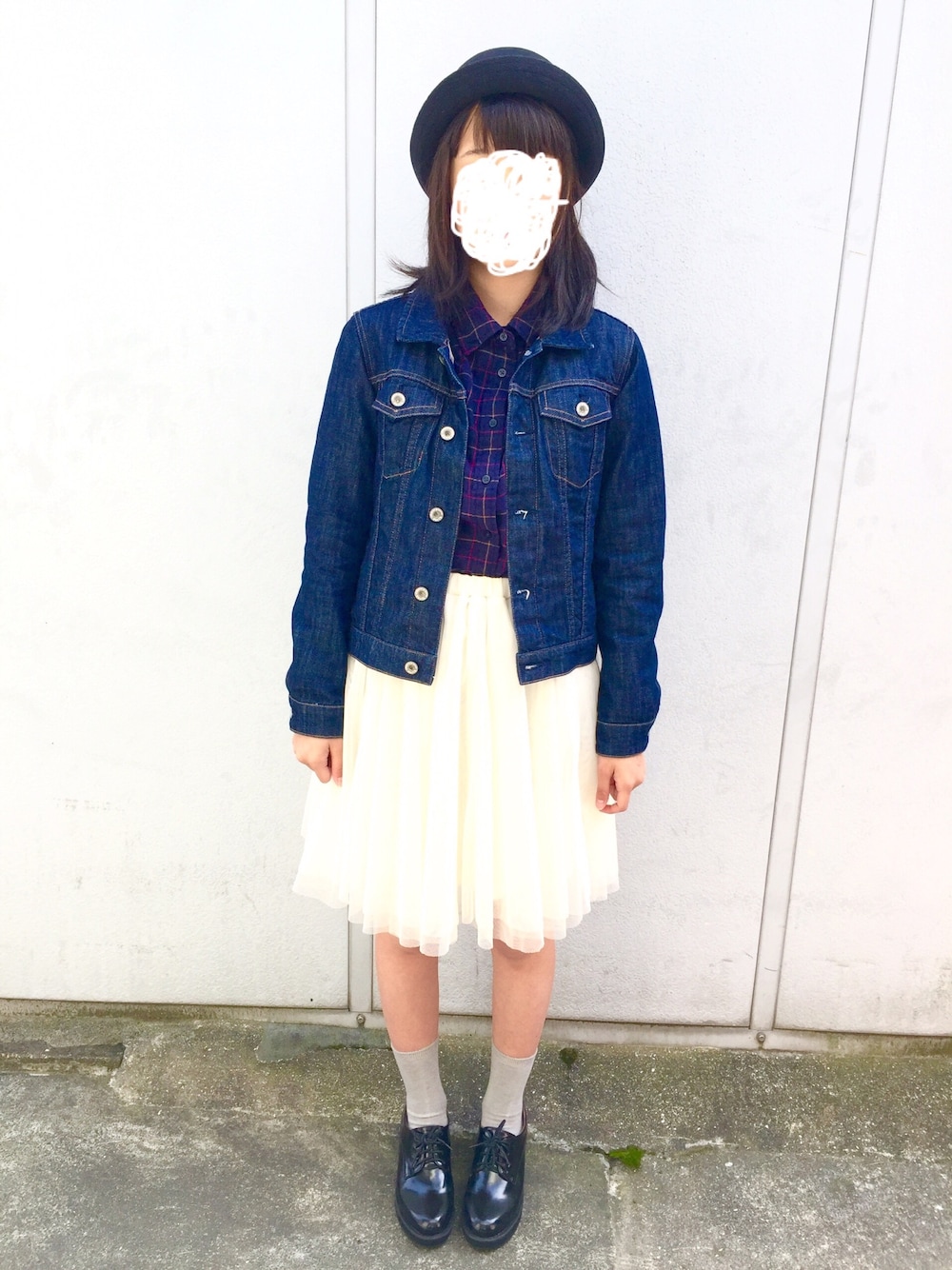 「春、デニム、ユニクロ、earth music&ecology、チュールスカート、ハット、チェックシャツ、デニムジャケット、レースアップシューズ」｜「earth music&ecologyの【MORE5月号掲載】【宮崎あおいCM着用アイテム】【2016Spring】《バリバリデニム!》デニムＧジャン（デニムジャケット、ブルー系）」を使った、まいまい⑅︎◡̈︎*さん（レディース・150cm）の春コーディネートの1枚目の写真