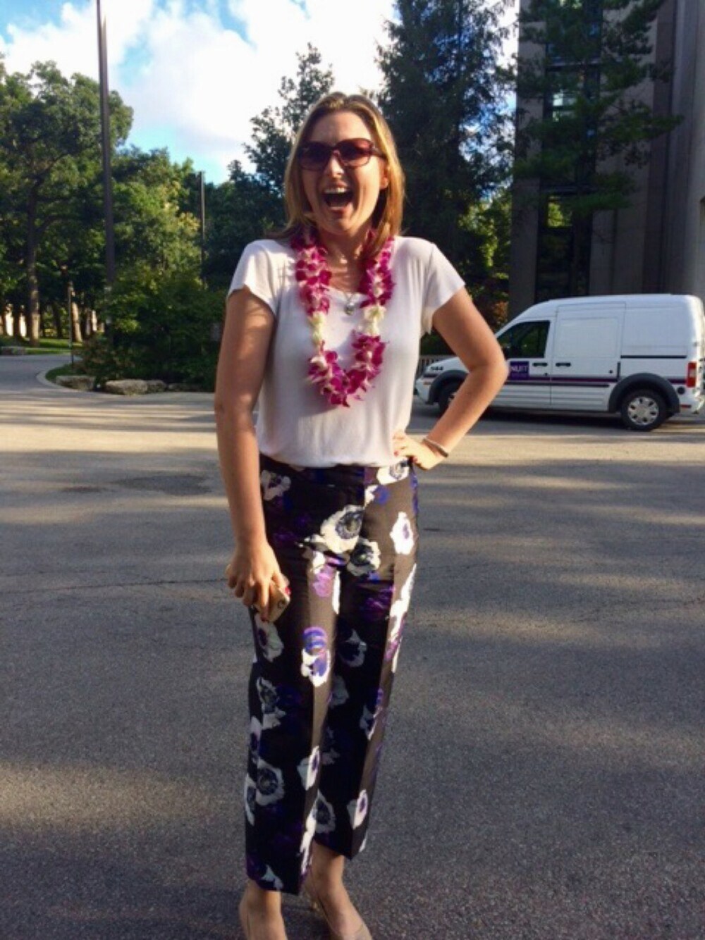 「floral、working style、jcrew、silk、purple、highlow」｜「HAUTE HIPPIEのアイテム（Tシャツ/カットソー、ホワイト系）」を使った、Julie Dahlingerさん（レディース・170cm）の秋コーディネートの1枚目の写真