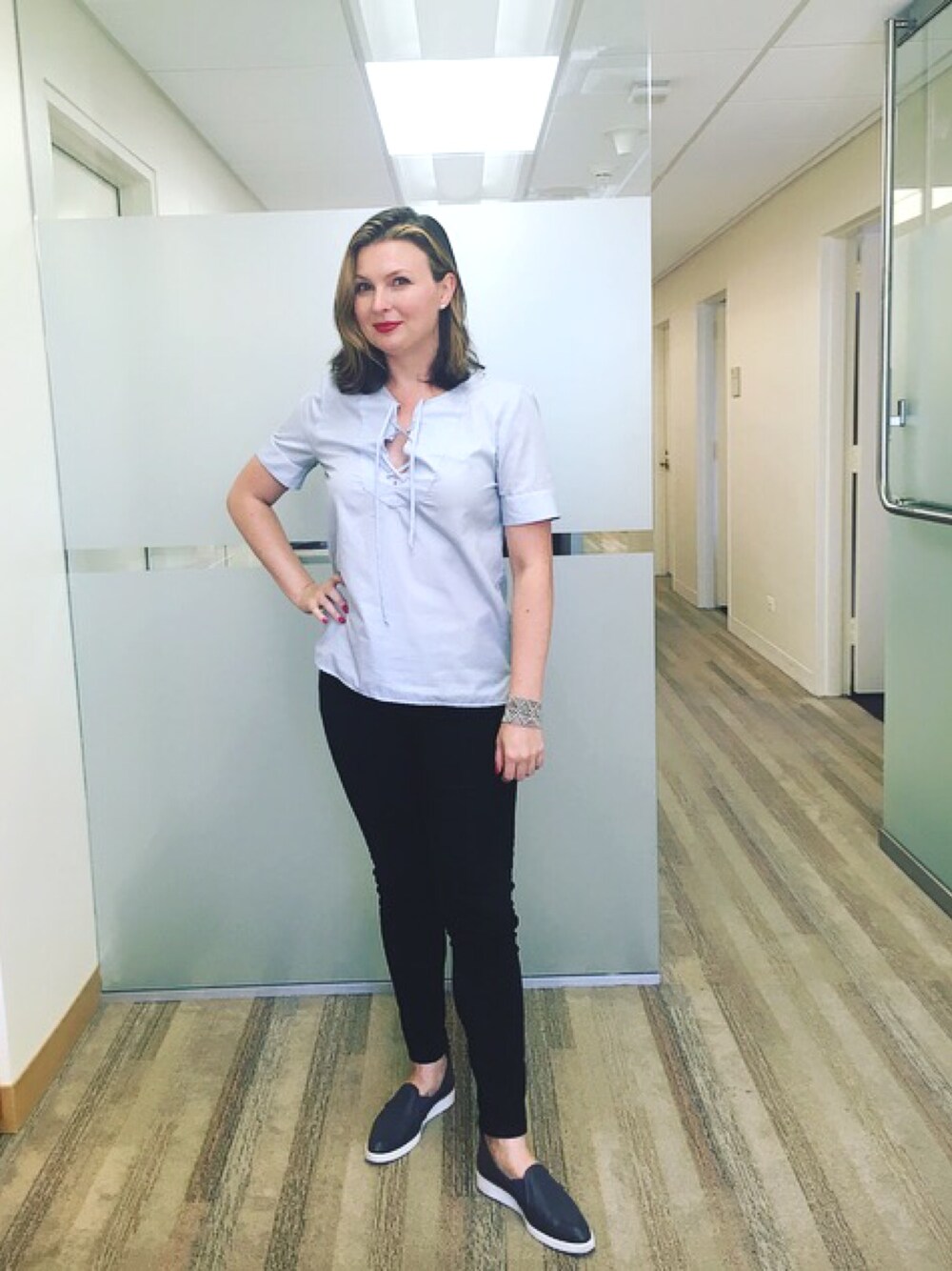 「laceup、silver、everlane、sporty、redlip、cuff、jcrew、stripes、casualfriday」｜「j crewのアイテム（シャツ/ブラウス、ブルー系）」を使った、Julie Dahlingerさん（レディース・170cm）の秋コーディネートの1枚目の写真