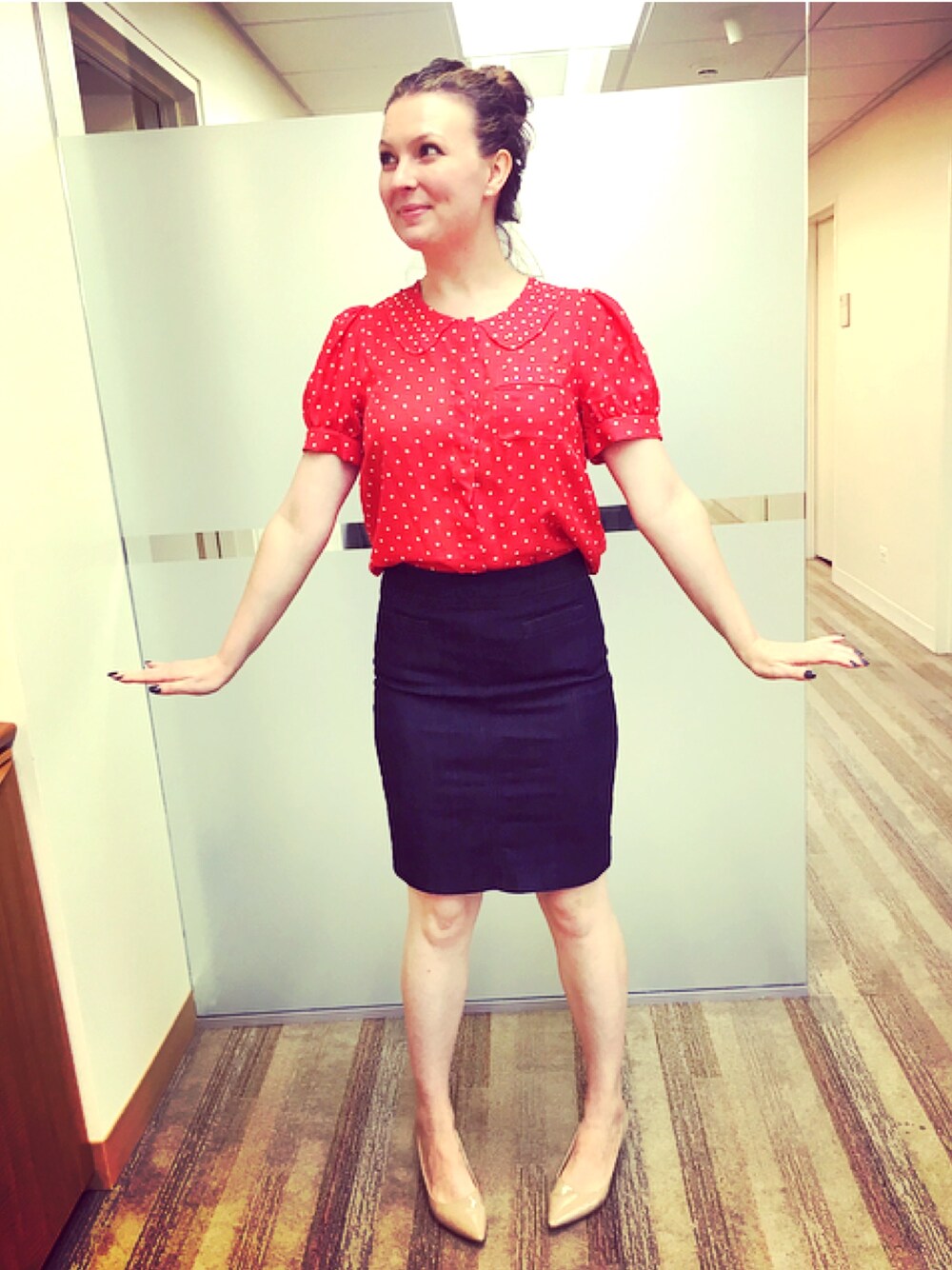 「Denimskirt、PolkaDot、red、MARC JACOBS、Cute」｜「Ellen Tracyのアイテム（デニムスカート、ブルー系）」を使った、Julie Dahlingerさん（レディース・170cm）の秋コーディネートの1枚目の写真
