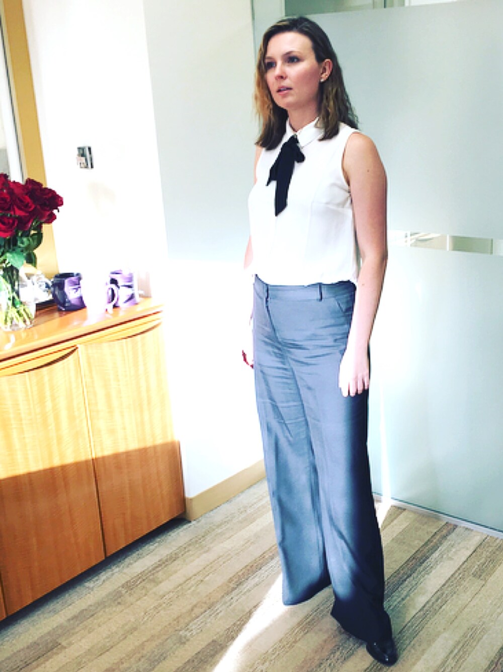 「Wide Pants、widelegpants、trouser、repeat、black and white、crimped hair、wear to work、corporate」｜「j crewのアイテム（スラックス、ブラック系）」を使った、Julie Dahlingerさん（レディース・170cm）の秋コーディネートの1枚目の写真