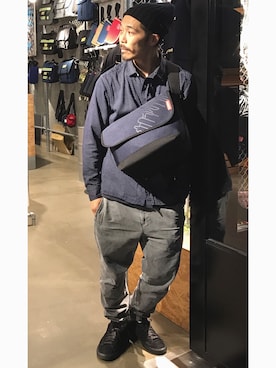 「アイテム（メッセンジャーバッグ、ブルー系）」を使った、内野 大悟さん（メンズ・177cm）の秋コーディネート