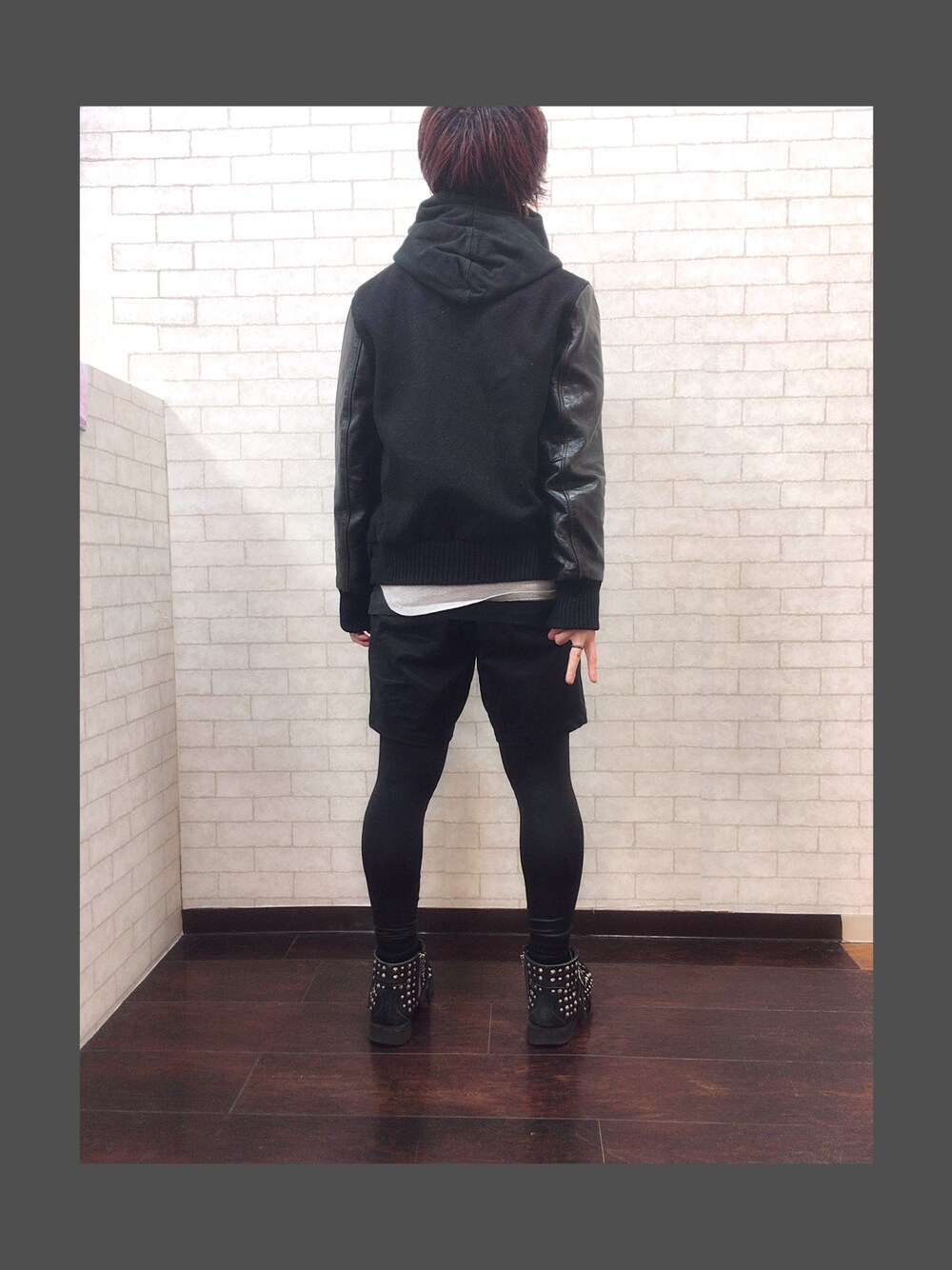 ブラック系のスタジャン、ブラック系のその他パンツ、ブラック系のブーツを着用したメンズの秋コーディネートの1枚目の写真