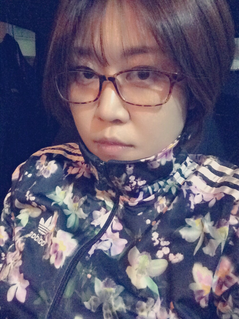「flower、training、STYLE、adidas、adidas originals」｜「adidas Originalsのアイテム（ジャージ、ブラック系）」を使った、Crystal simさん（レディース・156cm）の春コーディネートの1枚目の写真