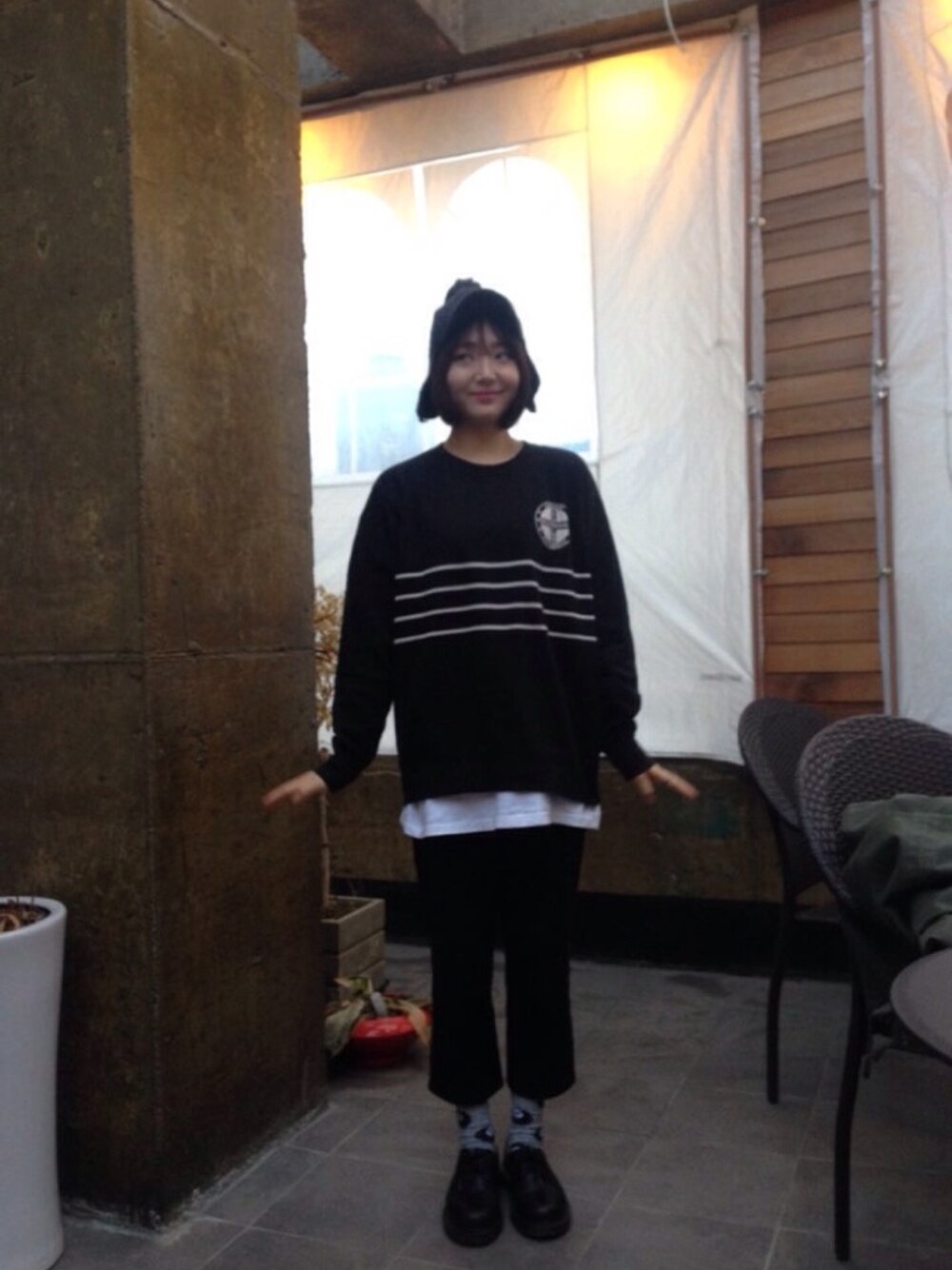 「TOPMAN、black and white、sweatshirt、맨투맨、니트모자、UNIQLO、Dr.Martens」｜「UNIQLOのアイテム（スウェット、ブラック系）」を使った、SEO Jさん（レディース・166cm）の冬コーディネートの1枚目の写真